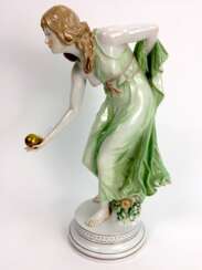 Porzellan-Figur: "Kugelspielerin", Meissen Porzellan, Walter Schott, 1. Wahl, vor 1924, Höhe 39 cm, sehr gut.
