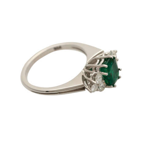 Ring mit 1 Smaragd im Achtkant-Treppenschliff, ca. 1 ct, - фото 2