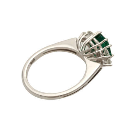 Ring mit 1 Smaragd im Achtkant-Treppenschliff, ca. 1 ct, - фото 3