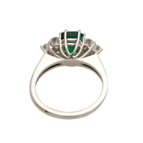Ring mit 1 Smaragd im Achtkant-Treppenschliff, ca. 1 ct, - фото 4