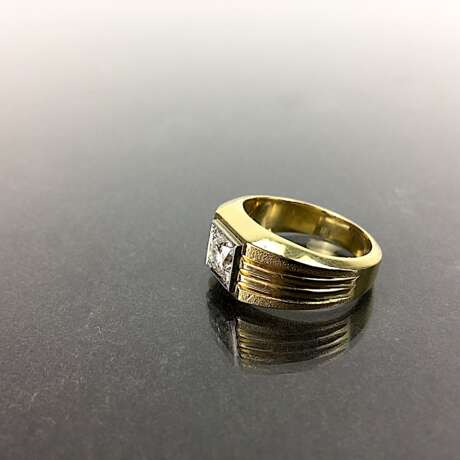 Ausgefallener Brillant-Solitär-Ring: 0,8 Karat, Gelb-Gold / Weiß-Gold 750, sehr massiv, sehr gut. - photo 4