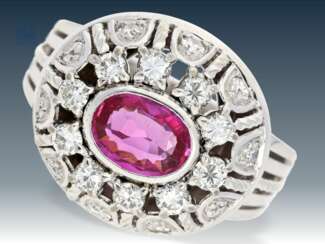 Ring: a valuable and decorative vintage diamond/ruby ring, 18K white gold