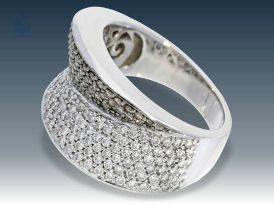 Ring: moderner Designerring, außergewöhnlich und dekorativ gearbeiteter Goldschmiedering mit hochwertigen Brillanten, Markenschmuck von Buchwald - photo 1