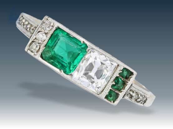 Ring: Art déco Goldring mit Diamanten und Smaragden - photo 1
