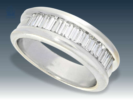 Ring: moderner, hochwertiger Goldschmiedering mit Diamanten, 18K Weißgold, Spitzenqualität von Buchwald - фото 1