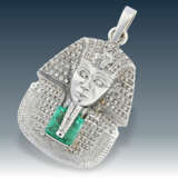 Anhänger: hochwertiger Goldschmiede-Anhänger mit Büste des ägyptischen Pharaoh Smenkhkare (1335-1333 BCE), großer Smaragd sowie reichhaltiger Diamantbesatz - фото 1