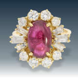 Ring: hochwertiger Goldschmiedering mit Rubin, Trapezdiamanten und Brillanten - Foto 1