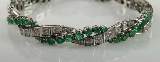 Armband mit Brillanten und Smaragden, - фото 1