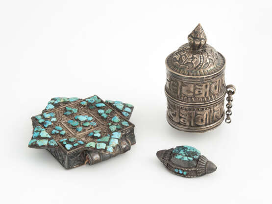 Lot: 1 Amulettbehälter, 1 Teil einer Gebetsmühle und 1 Haarschmuck - фото 1