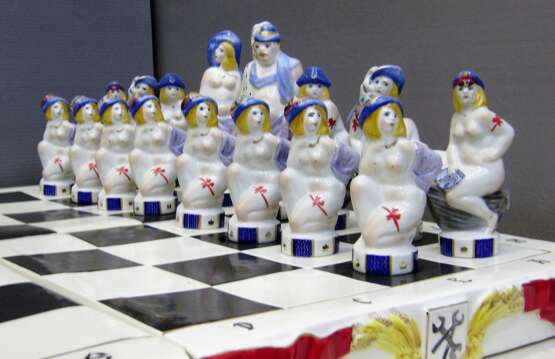 Шахматы "Красные против "буржуазных" женщин" Porcelaine Peinture sur glaçure 2017 - photo 2