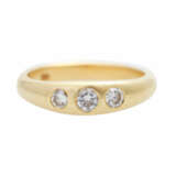 Ring mit 3 Brillanten, zusammen ca. 0,35 ct, - photo 1