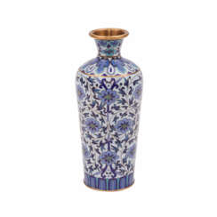 Cloisonné Vase. CHINA, 20. Jahrhundert.