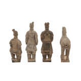 4 Tonfiguren. CHINA, 20. Jahrhundert. - Foto 4