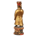 Figur eines hochrangigen Würdenträgers aus Holz. CHINA, Qing-Dynastie (1644-1912). - photo 3