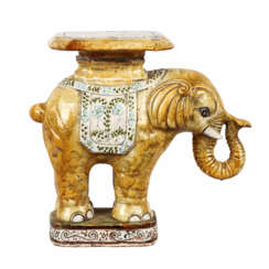 Elefant aus Keramik als Blumensäule.