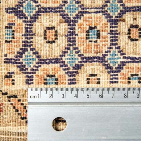 Orientteppich. PERSIEN, 20. Jahrhundert, ca. 196x132 cm - фото 4