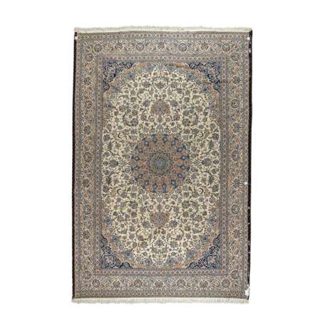 Orientteppich. NAIN/IRAN, 20. Jahrhundert, ca. 425x299 cm. - Foto 2