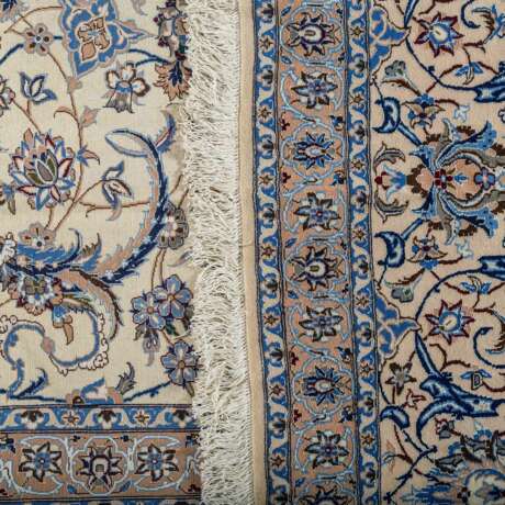 Orientteppich. NAIN/IRAN, 20. Jahrhundert, ca. 425x299 cm. - Foto 3