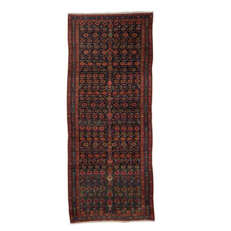 Orientteppich. KURDE/PERSIEN, um 1900, 356x155 cm. - Foto 1