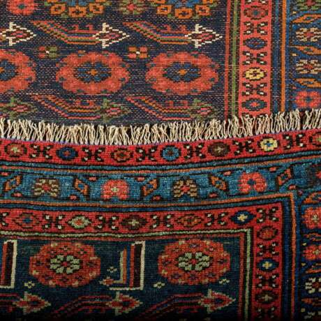 Orientteppich. KURDE/PERSIEN, um 1900, 356x155 cm. - Foto 3