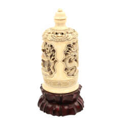 Snuff-bottle aus Elfenbein. CHINA, 1900-1920.