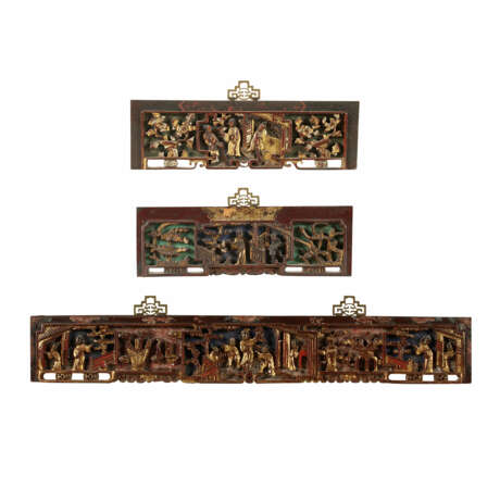 Drei Schnitzerei-Paneele aus Holz. CHINA, 20. Jahrhundert. - photo 1