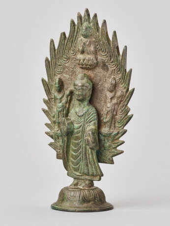 BUDDHA STANDING IN FRONT OF A FLAMING HALO, BRONZE, CHINA, DATED 571 - фото 1