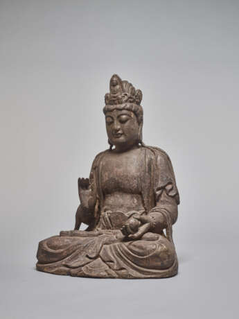A LACQUERED WOODEN STATUE OF A GUANYIN, MING DYNASTY - photo 1