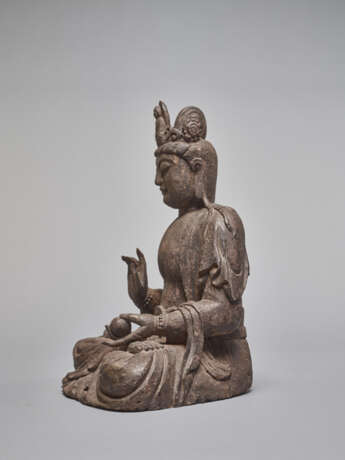 A LACQUERED WOODEN STATUE OF A GUANYIN, MING DYNASTY - Foto 3