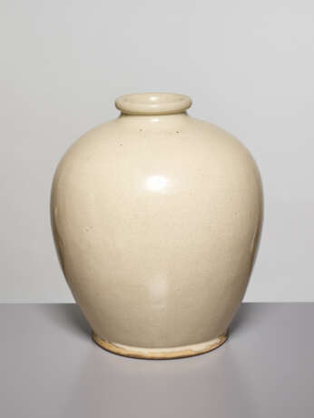 A LARGE OVOID GUAN VASE, SONG DYNASTY - photo 1