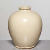 A LARGE OVOID GUAN VASE, SONG DYNASTY - фото 4