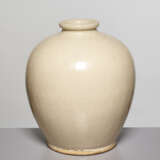 A LARGE OVOID GUAN VASE, SONG DYNASTY - Foto 5