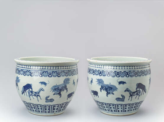 PAIR OF MASSIVE BLUE AND WHITE FISH BASINS WITH ‘ZODIAC’ ANIMAL PAINTING, QING - photo 1