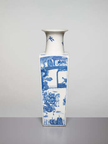 A BLUE AND WHITE SQUARE VASE WITH GENRE SCENES, KANGXI - Foto 5