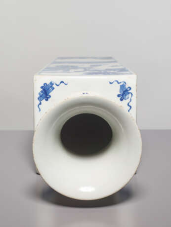 A BLUE AND WHITE SQUARE VASE WITH GENRE SCENES, KANGXI - фото 7
