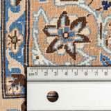 Orientteppich. NAIN/IRAN, 20. Jahrhundert, ca. 425x299 cm. - Foto 4