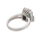 Ring mit Smaragd und Diamanten - photo 3