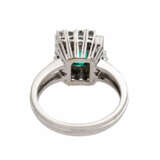 Ring mit Smaragd und Diamanten - photo 4