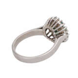 Ring mit 1 Smaragd, entouriert von 10 Brillanten, - photo 3