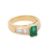 Ring mit 1 Smaragd im achteckigen Treppenschliff, ca. 1 ct, - photo 2