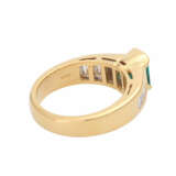 Ring mit 1 Smaragd im achteckigen Treppenschliff, ca. 1 ct, - photo 3