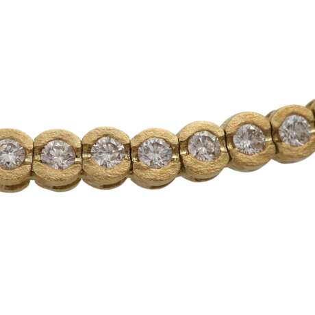 Tennisarmband ausgefasst mit 55 Brillanten zusammen ca. 3,7 ct, - фото 4