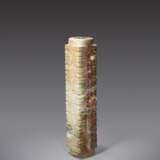 AN EXTREMELY RARE AND IMPRESSIVE TALL CONG WITH MULTIPLE REGISTERS DECORATED WITH SIMPLIFIED HUMAN-LIKE MASKS - Foto 3