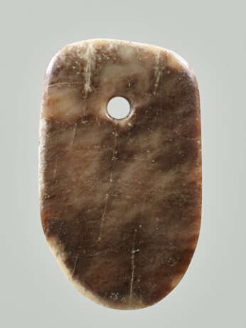 A LEVIGATED, AMBER-COLOURED JADE FU AXE WITH A SMOOTH CONTOUR AND A ROUND EDGE - фото 1