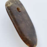 A LEVIGATED, AMBER-COLOURED JADE FU AXE WITH A SMOOTH CONTOUR AND A ROUND EDGE - photo 4