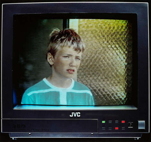Jeff Wall. Boy on TV (From: Eviction Struggle) (for Parkett 22) - Foto 1