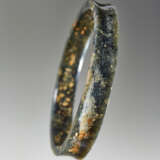 A DELICATE BRACELET IN DARK GREEN JADE WITH YELLOW-COLOURED SPECKLES AND A SMOOTH CONCAVE BORDER - Foto 6