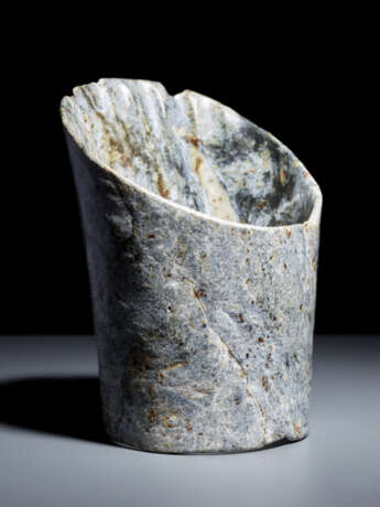 A REMARKABLE NEOLITHIC HOOF-SHAPED (TIXING) SLANTED TUBE IN STRONGLY WEATHERED JADE - photo 3