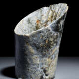 A REMARKABLE NEOLITHIC HOOF-SHAPED (TIXING) SLANTED TUBE IN STRONGLY WEATHERED JADE - Foto 4