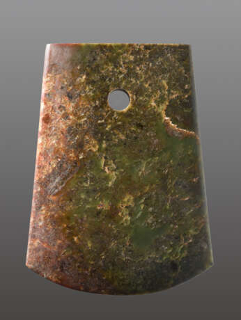 A STRIKING YUE AXE WITH A PERFECT FINISH AND MIRROR-LIKE POLISHING CARVED FROM A RICHLY TEXTURED NEPHRITE JADE - photo 1